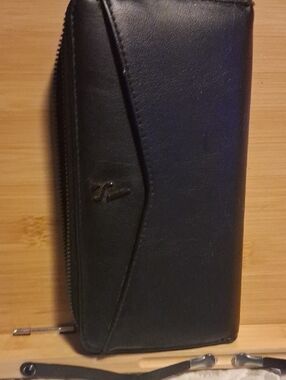 Simply Vera  Black Zip Wristlet Wallet